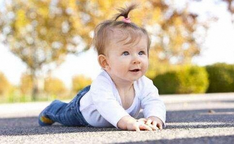 宝宝过早抬头对颈部有影响吗,宝宝太早抬头容易引起抽搐吗