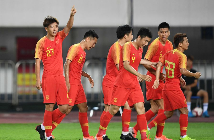 张玉宁帽子戏法助国足终结连败,国足张玉宁被犯规