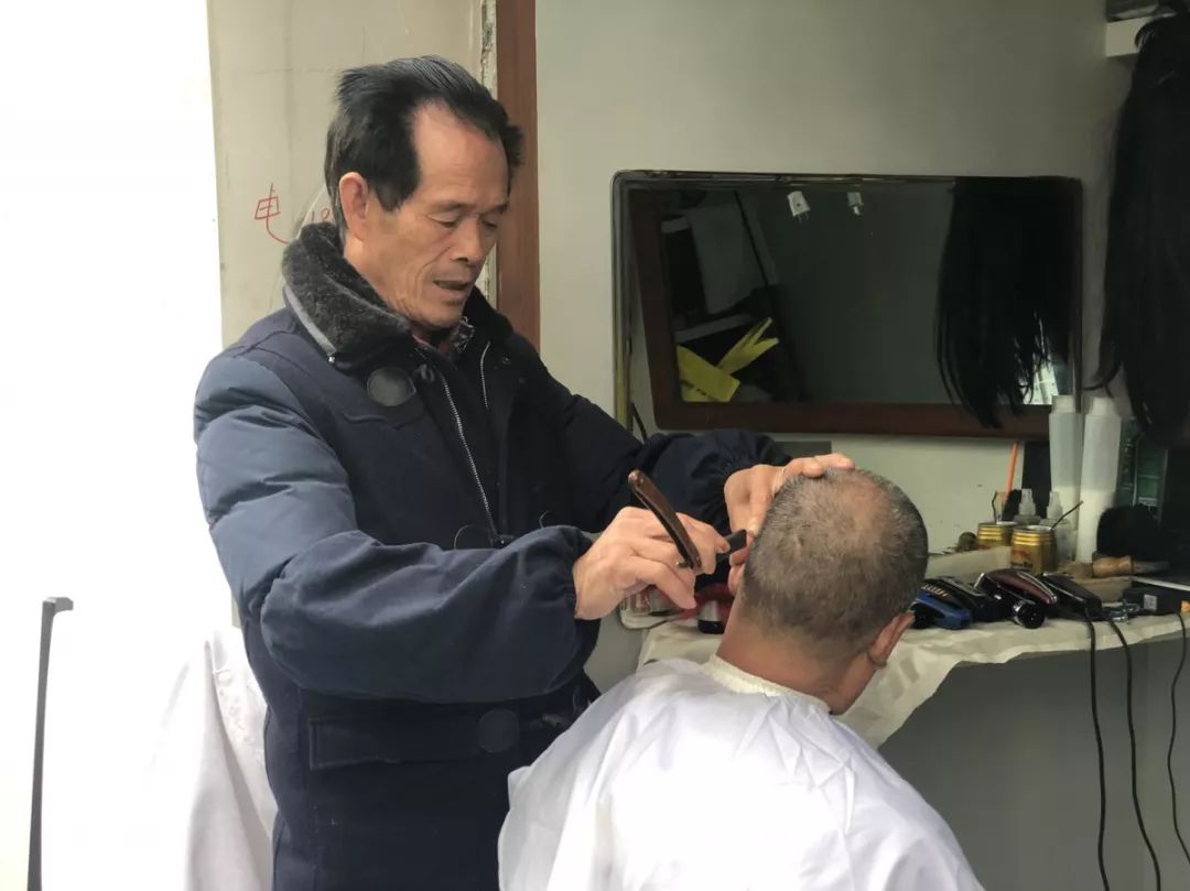 成华头条|剃头匠吴师傅的“烦恼”不见了
