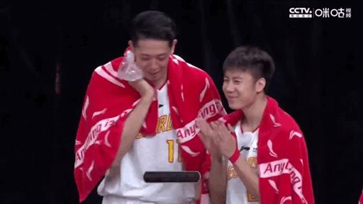 单打外援，读秒致命抢断！深圳“一”控怒吼庆祝