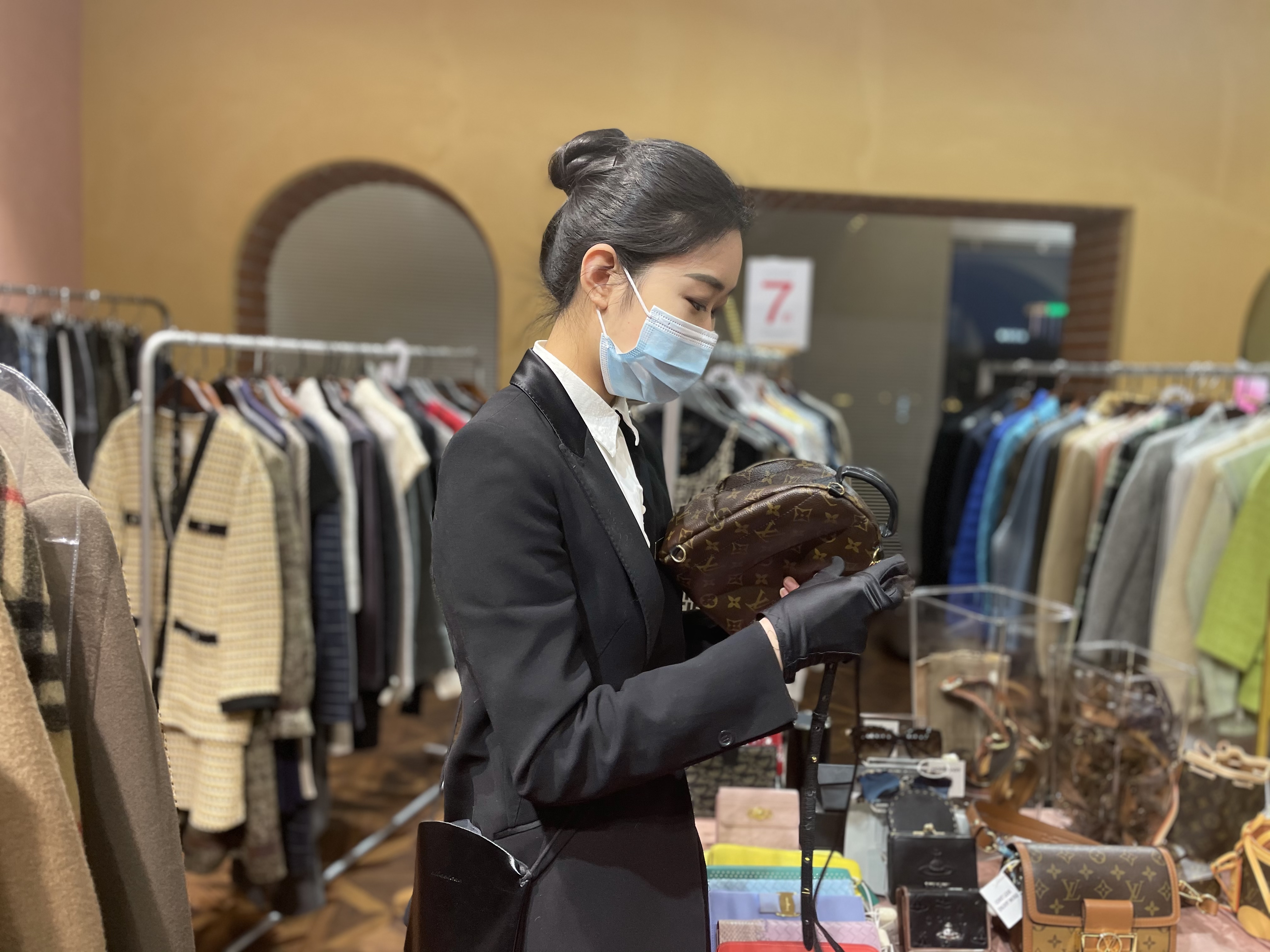 95后空姐辞职摆摊卖奶茶四行仓库,90后空姐辞职摆摊第1天就出意外