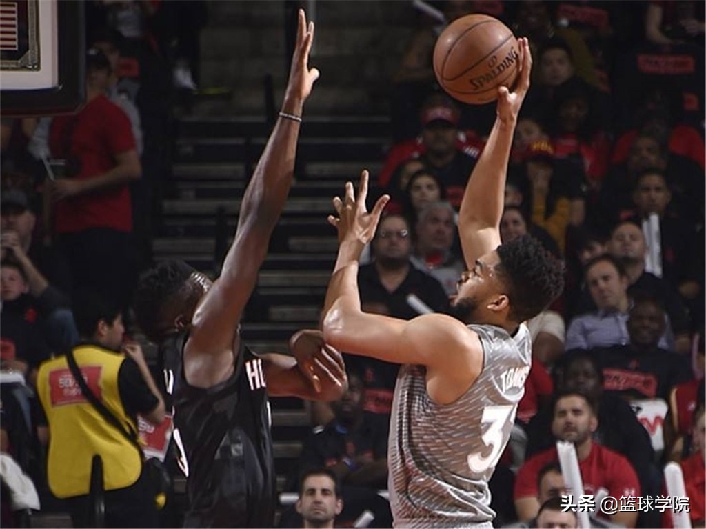 他是中锋打得却像足球运动员，快攻命中率联盟第一！追都追不上！