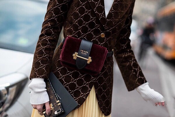 张馨予的露脐装照,张馨予晒近照穿着宽松花式遮肚