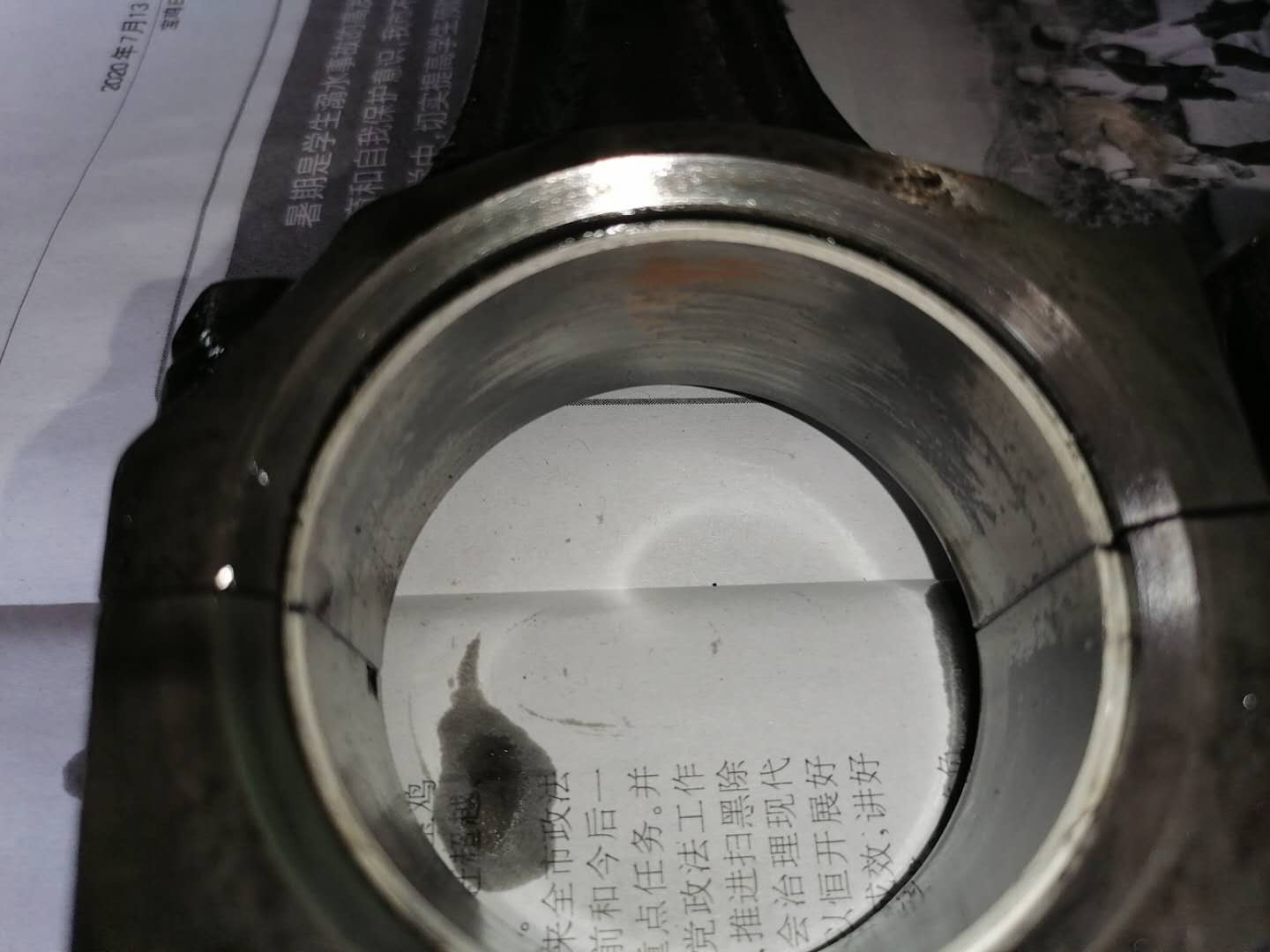 才跑4万公里货车烧机油怎么回事,发动机烧机油活塞发黑