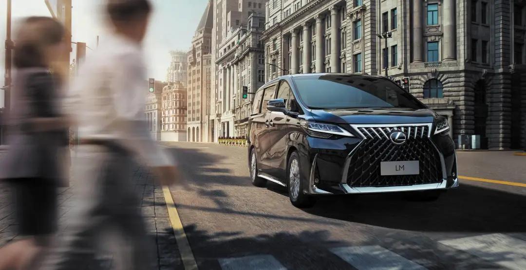 最壕“面包车”雷克萨斯LM上市116.6万起,你猜会加价多少?