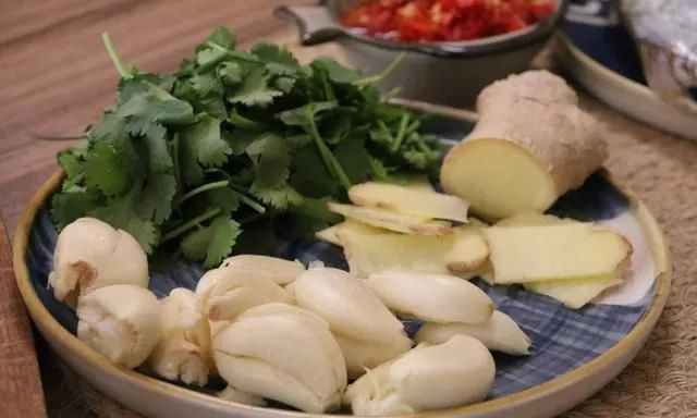 黄花鱼和金鲳鱼哪个更好吃刺少,金鲳鱼刺少肉鲜