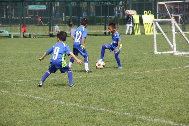 教我们怎么踢足球,怎么教孩子们踢球