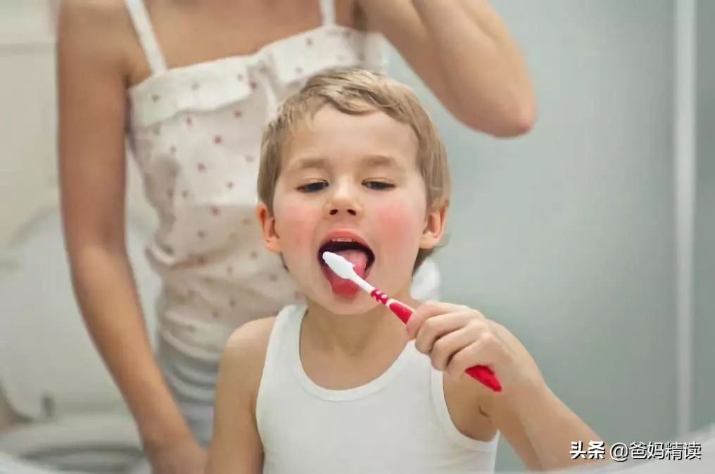 宝宝第一次刷牙用什么牙刷和牙膏,宝宝刷牙时选对牙刷和牙膏很重要