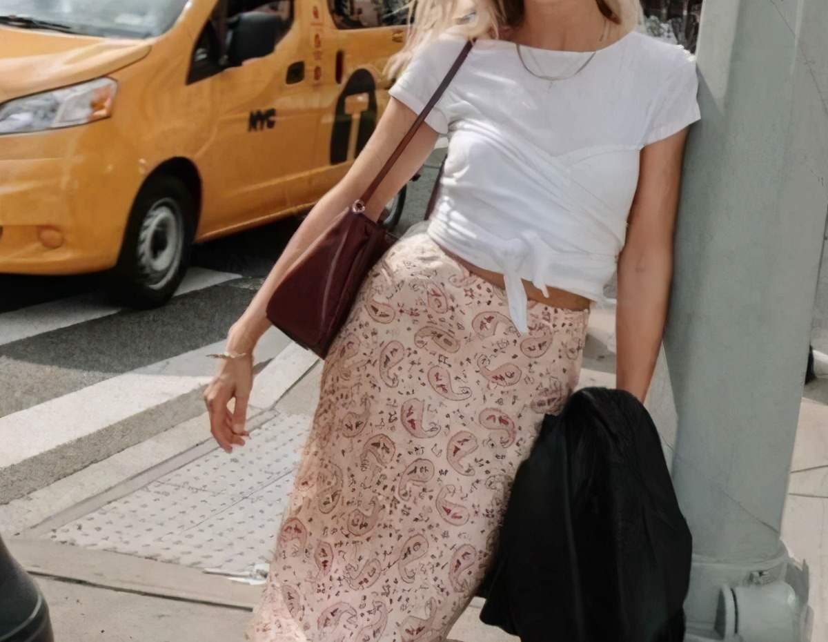 t恤帽子两根带子打结方法,显瘦t恤下摆打结方法步骤