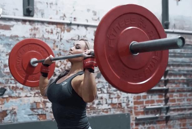 同样是杠铃推举，站姿比坐姿强在哪里？这几个要点让动作安全高效