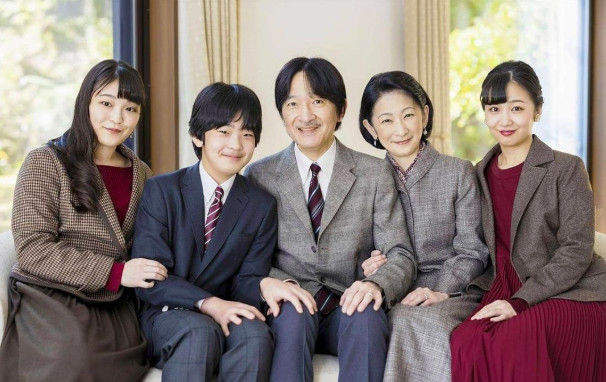 日本王室悠仁小王子的视频,小王子悠仁度假天皇夫妇护驾