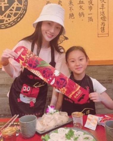 李小璐甜馨北京游玩，身穿亲子装场面温馨，小璐齐刘海颜值高