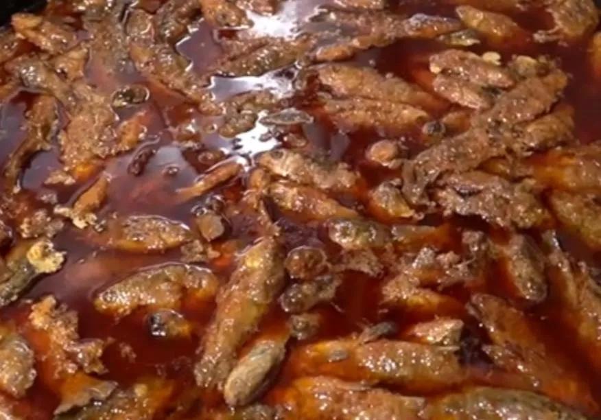 山东百年炖鱼店，鱼鳞鱼刺一起吃，一年用坏500个勺全市无人不晓