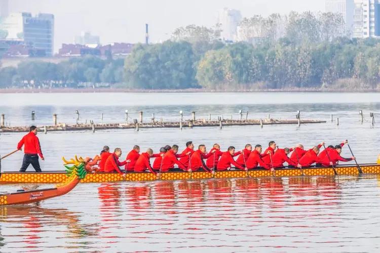 曾作为禁地，与外界隔绝二百六十多年的“玄武湖”，今日锣鼓喧天