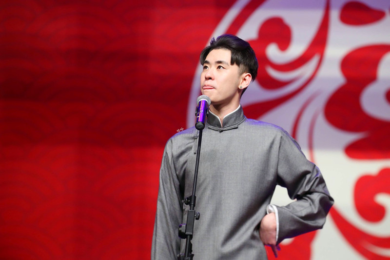 开眼了,能让女孩带着荧光棒听相声的只有他了,为啥这么火?