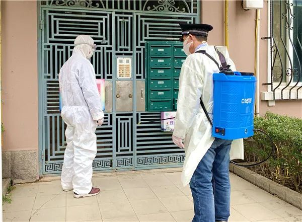 外籍居民刚刚落地，工作人员就对他…