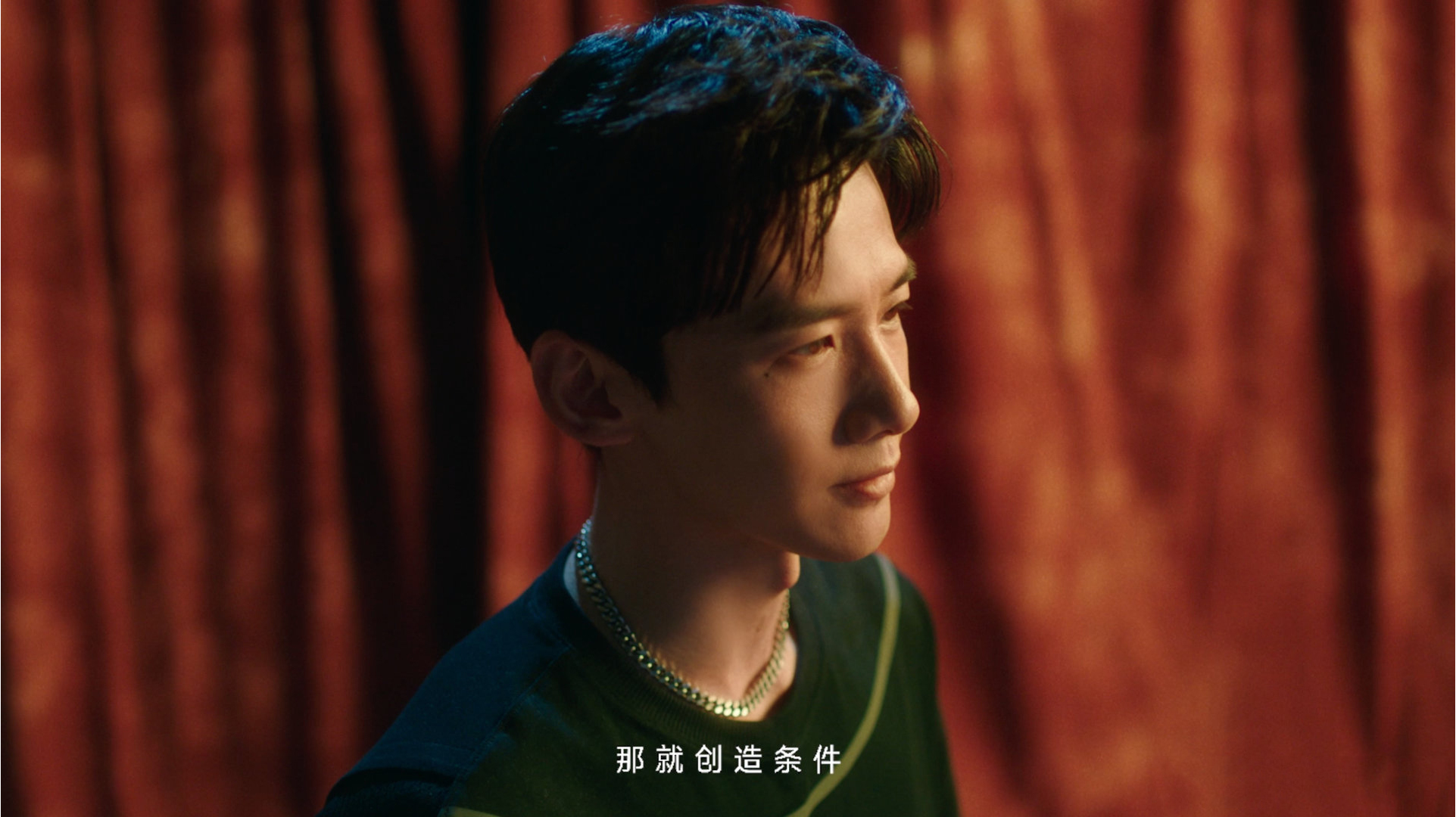 白敬亭穿的安踏粉色篮球鞋是哪双,白敬亭打篮球上海安踏活动背影