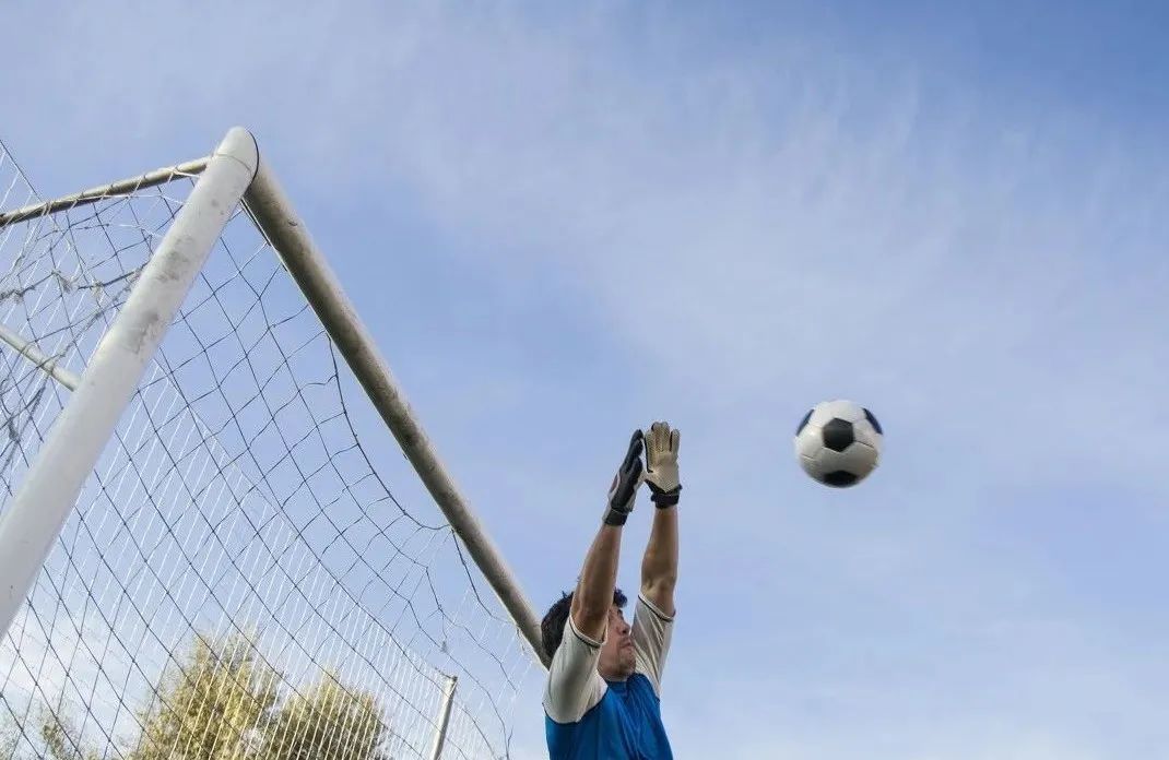 守门员不在禁区是不是没越位,守门员不在守门队员可以用手吗