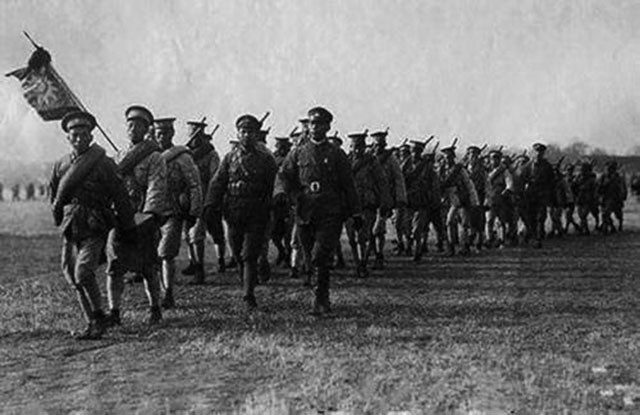 韩练成被告发是*产党共**，他急中生智，一番话让蒋介石打消怀疑