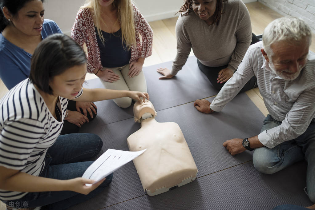每年54.4万人心脏猝死，平均每分钟1例。三甲心内医生教你急救