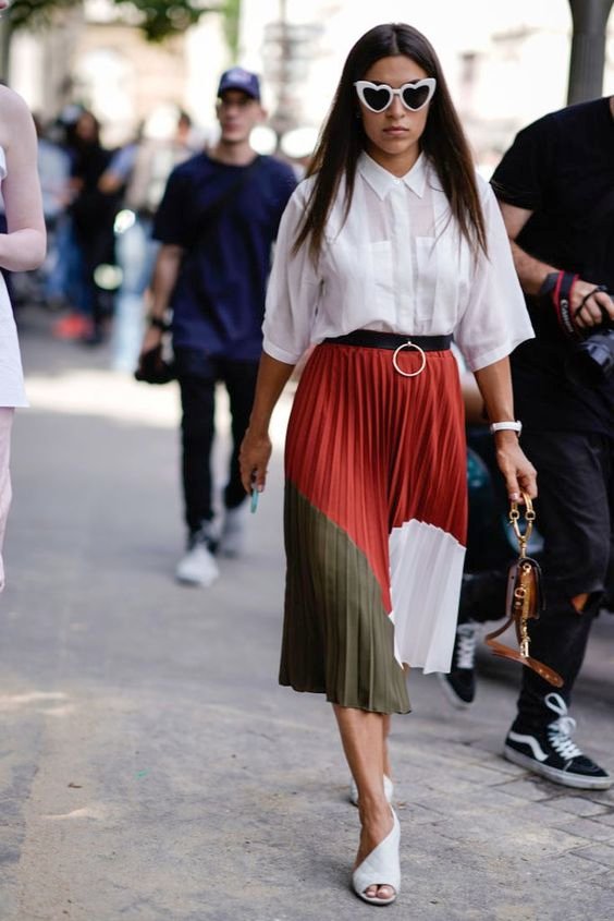 小肚子大适合穿百褶裙还是一步裙,百褶裙显小腹