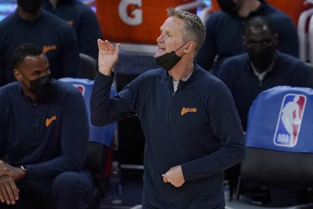 坑勇士!夺冠核心变毒瘤,球场恶习引起公愤,球迷:交球场