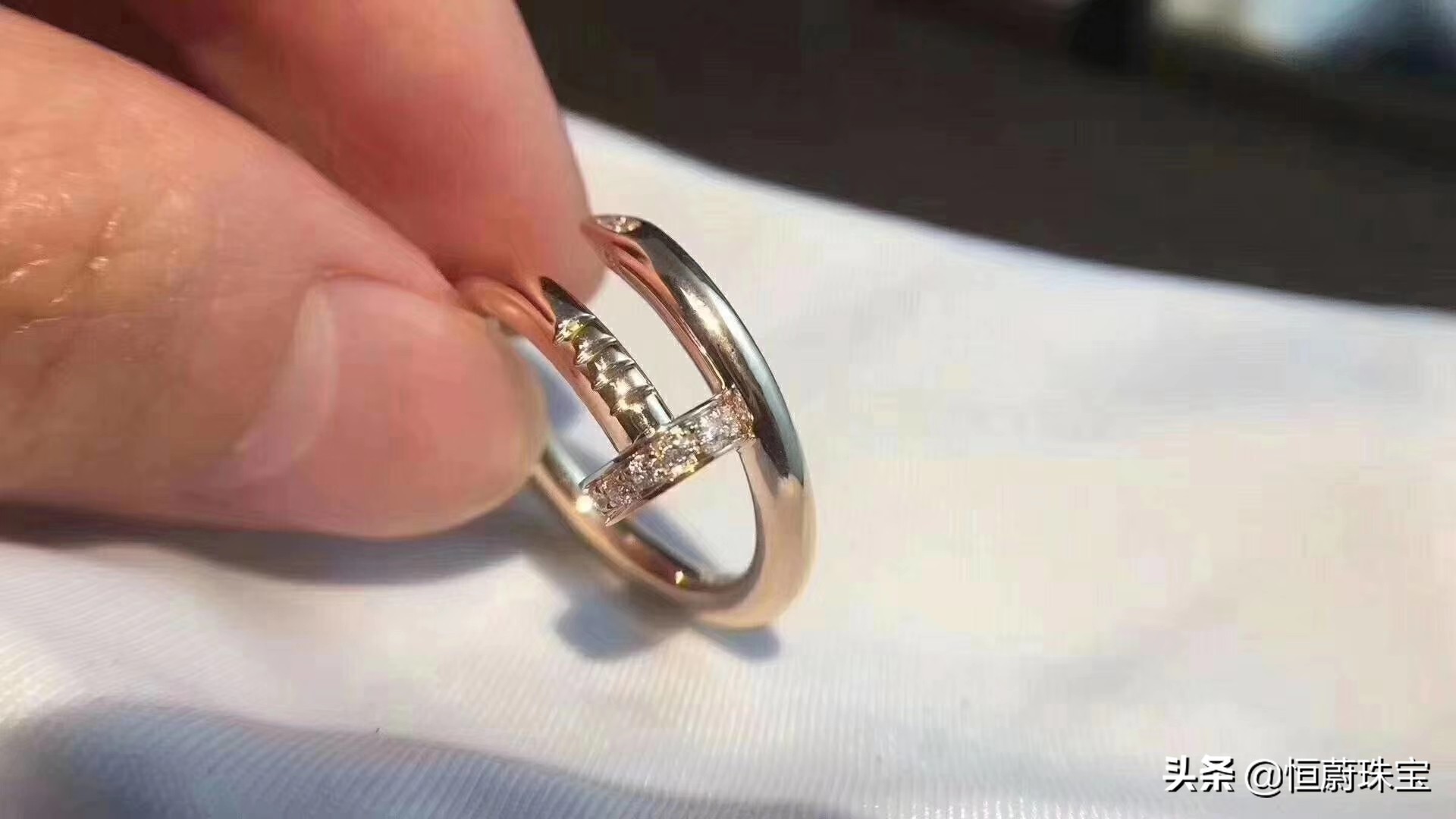 卡地亚love戒指哪款最经典,卡地亚love戒指在实体店多少钱