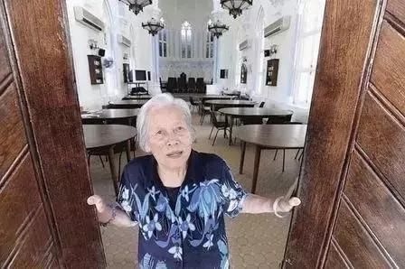 独腿小哥送外卖视频,独腿小哥拄拐坚持送外卖