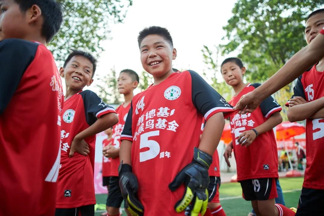 小小的足球装着美好的童年和梦想,小小足球承载着孩子的欢乐与梦想