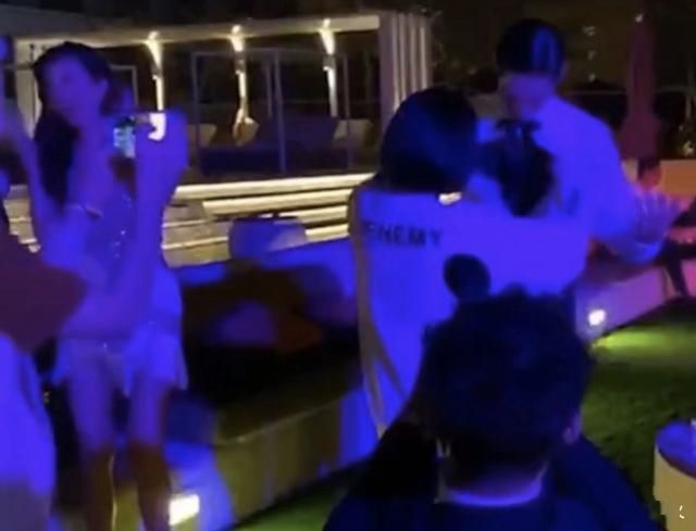 林志玲将与老公合体首秀,48岁林志玲穿结婚时礼服出席活动