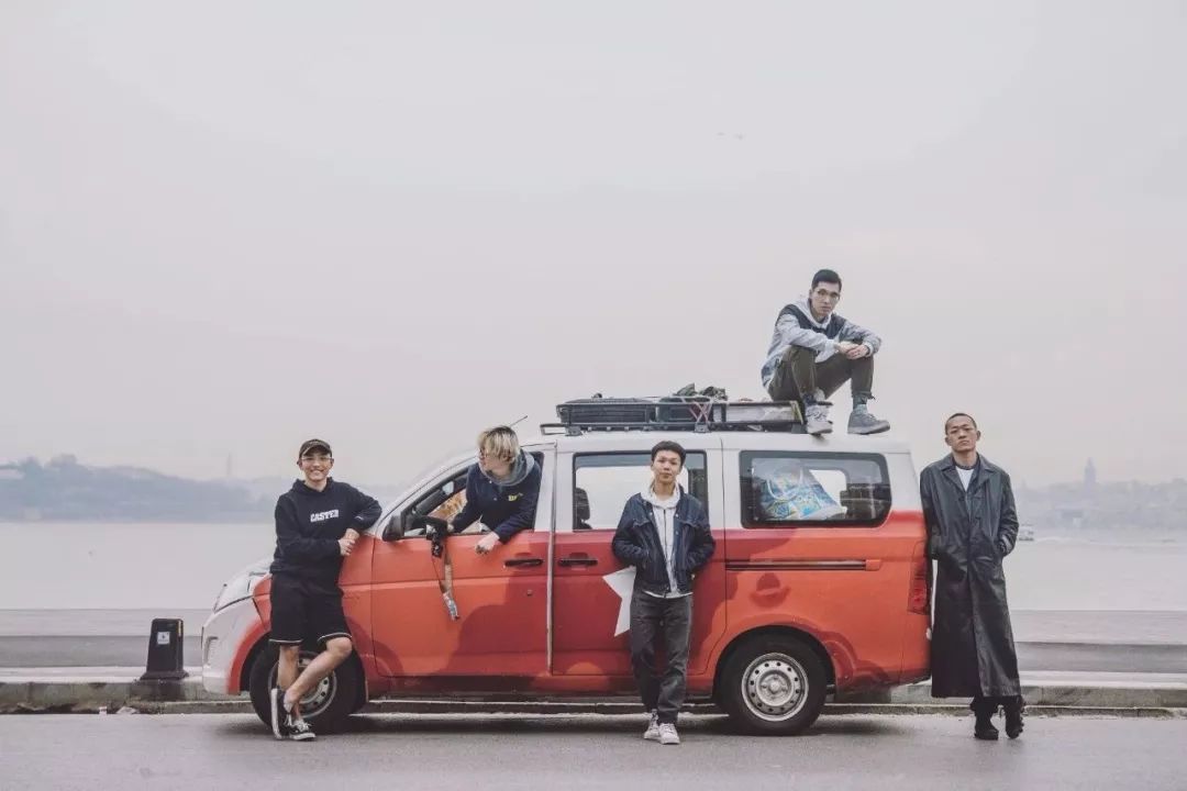 95后开着五菱环游世界,95后开面包车环游世界