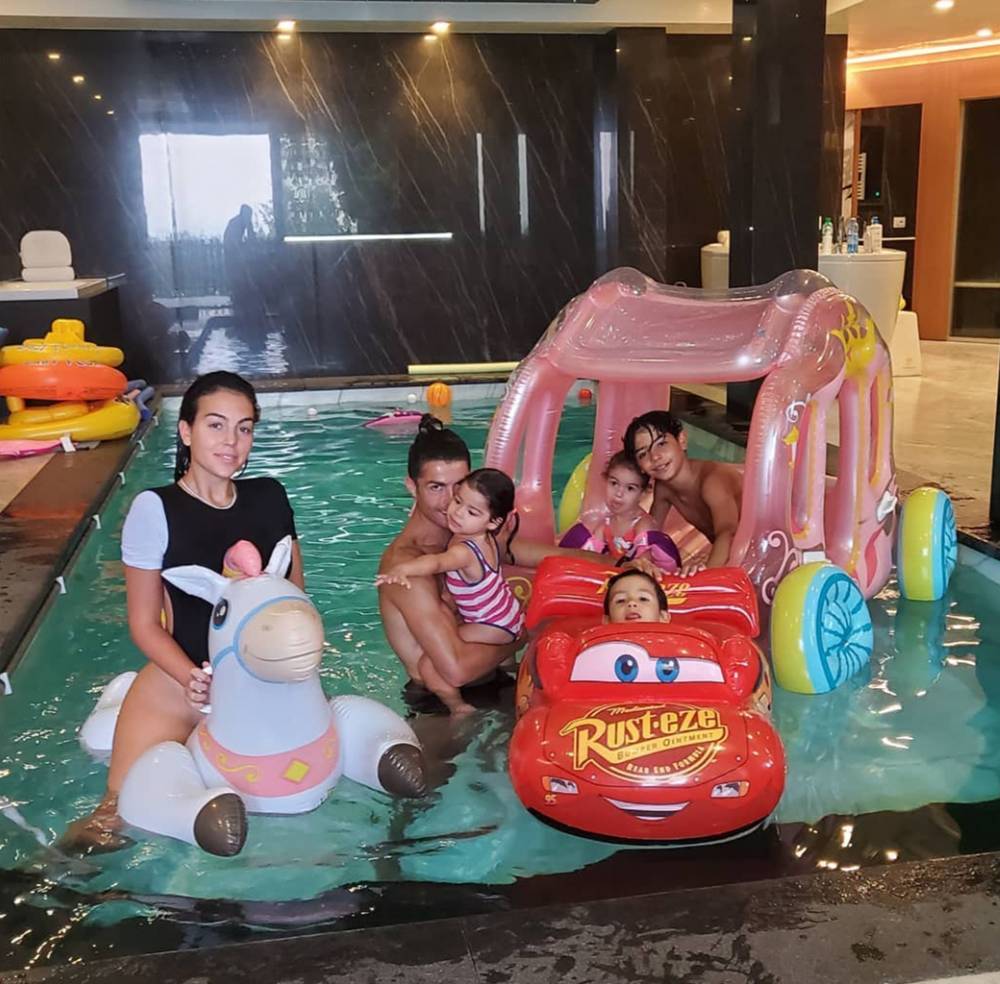 c罗向看台上的乔治娜献飞吻,天生一对c罗对着乔治娜满脸宠溺