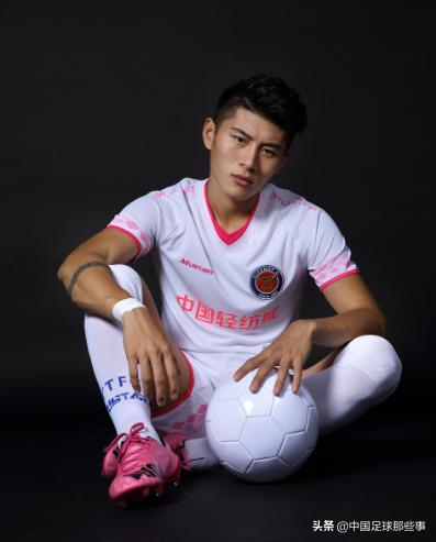 曾诚1-0法国巅峰表现,中国足坛最帅的球员