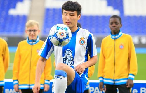 武磊国足背包,武磊西甲首发出战