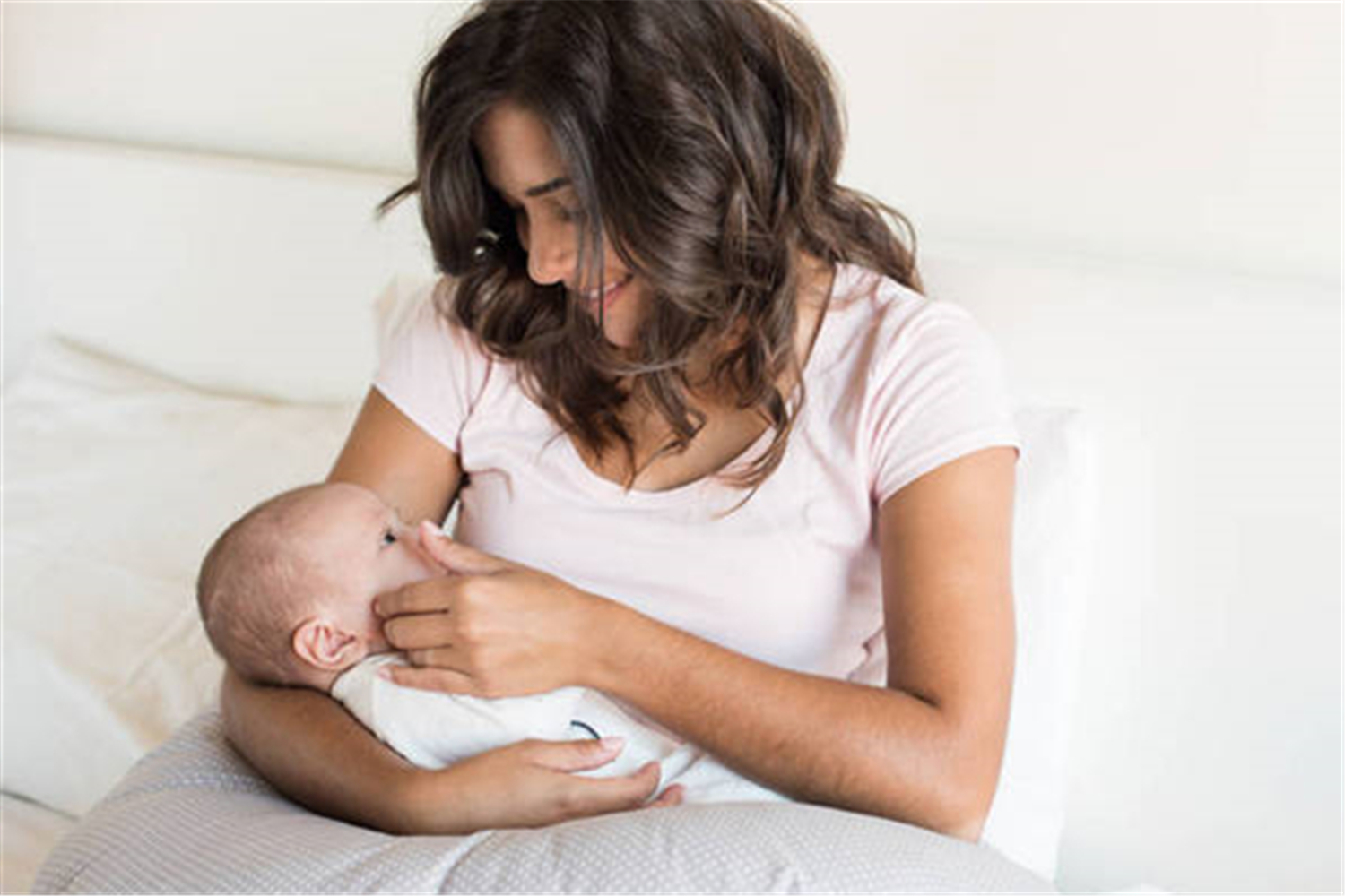 宝宝溢奶吐奶期一般是多久,宝宝溢奶吐奶怎么办多注意姿势