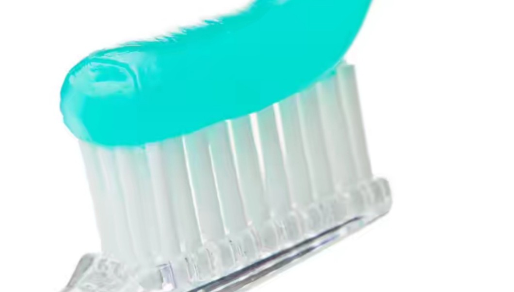 牙膏涂后视镜防雨,汽车后视镜防雨剂怎么去除