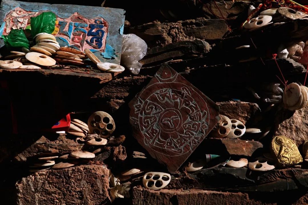 玛尼石凝固在石头上的信仰,玛尼石藏文