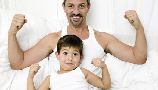 地铁上姐弟俩的坐姿图,姐弟俩地铁坐姿视频