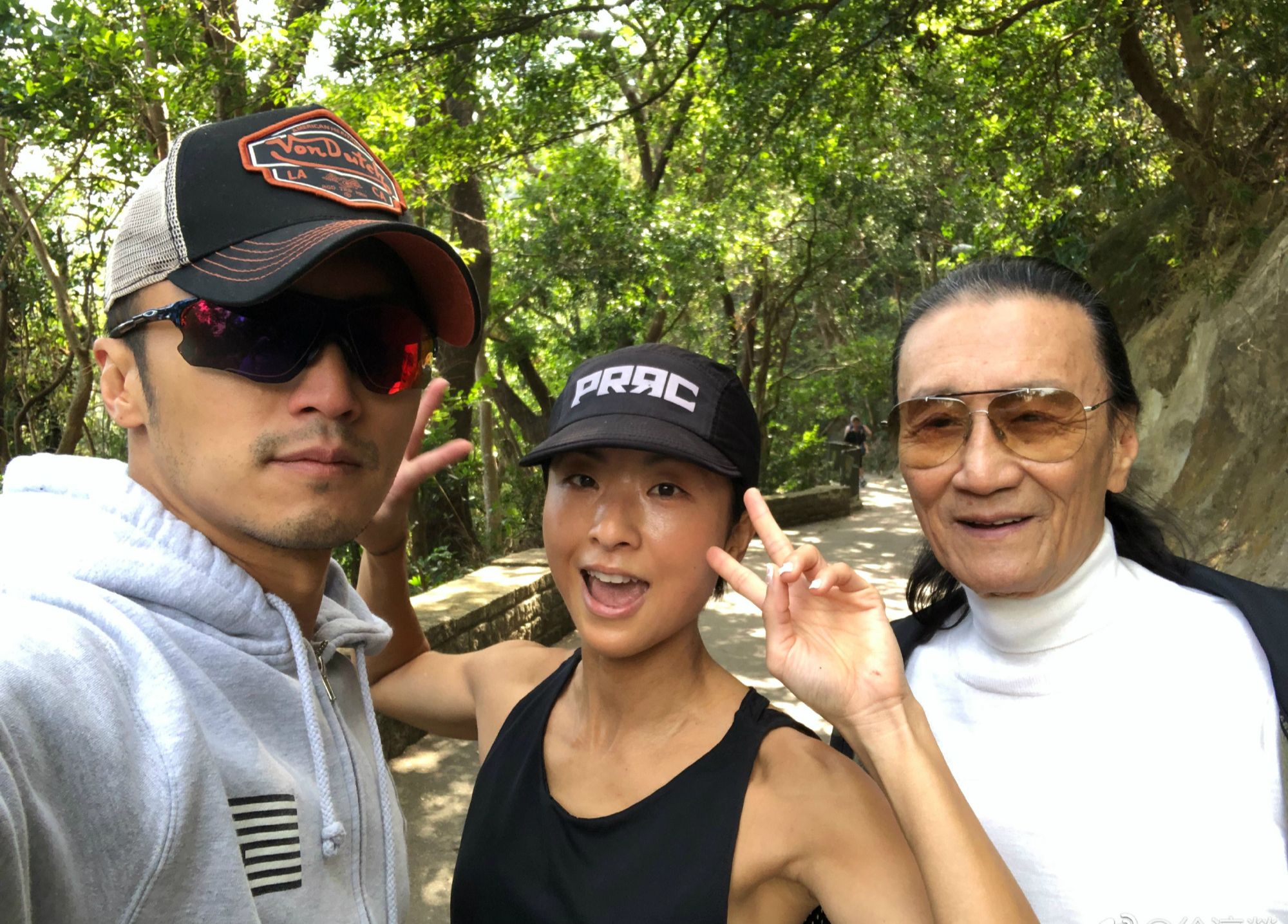 周润发谭咏麟爬山视频,周润发带群星爬山视频