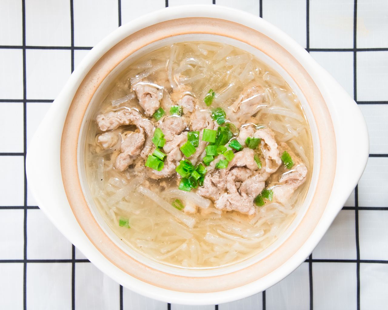 美食寒冬来一碗热汤面从头暖到脚,冬天天冷来碗暖身开胃的酸汤面