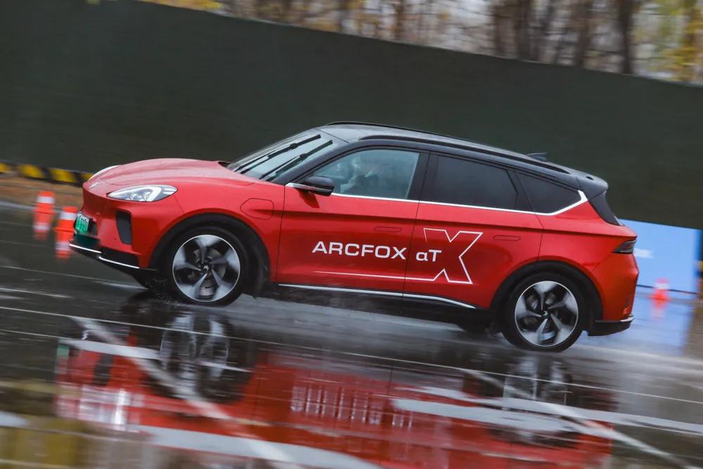 豪华智能与品质都有了试驾ARCFOX极狐αT