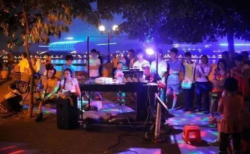 中国KTV衰亡史:从卡拉OK机到钱柜包厢,为何年轻人都不去KTV了?