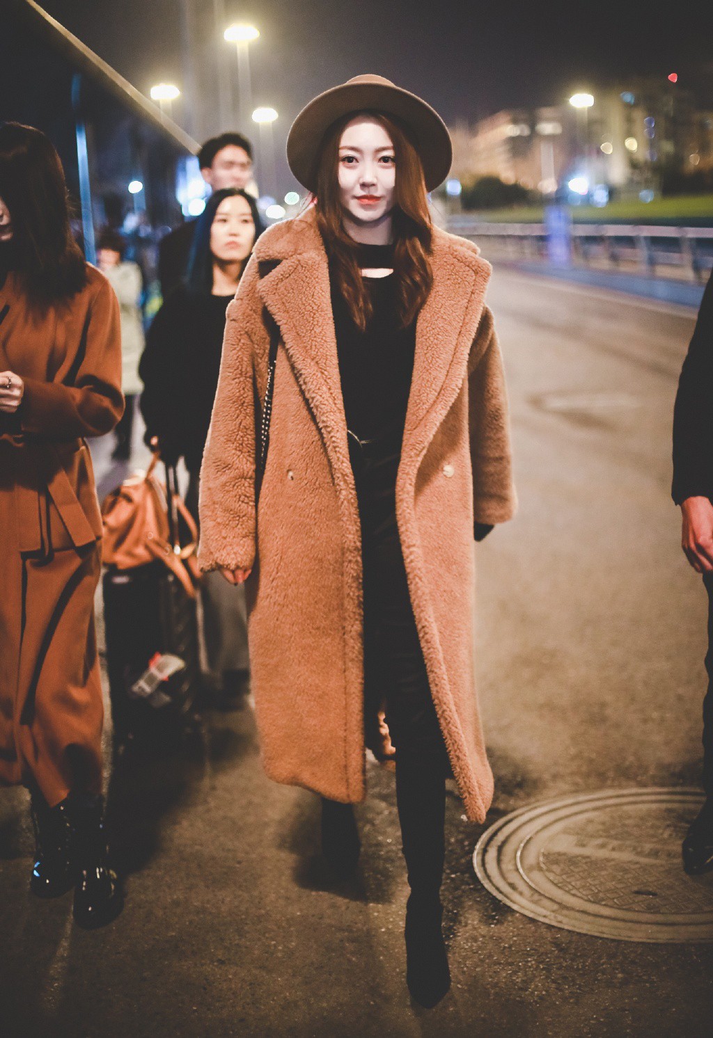 剧中她嫁老板杨幂的未婚夫，穿机车服配紧身裤，大长腿不输杨幂