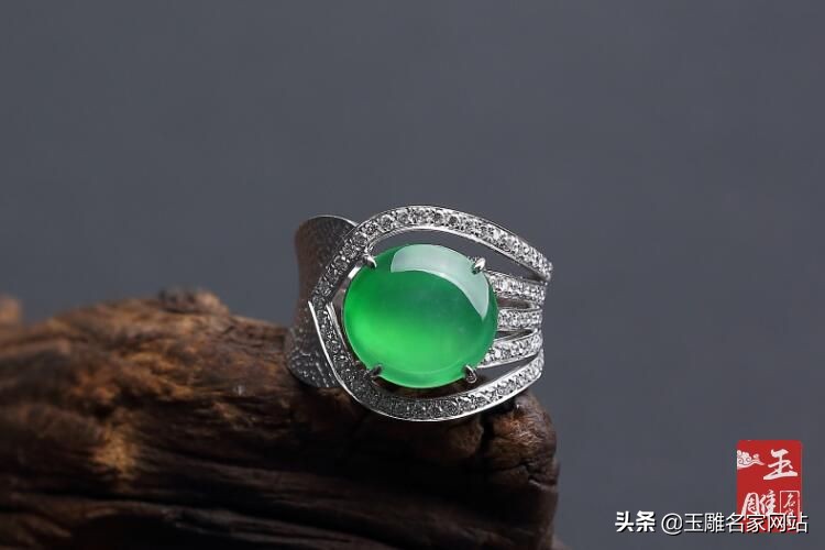 翡翠摩擦后吸纸屑就是假翡翠吗,真翡翠和假翡翠在紫光灯下的反应