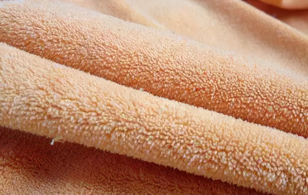 珊瑚绒毯和拉舍尔毛毯哪个好,拉舍尔毛毯和羊毛毛毯哪个好