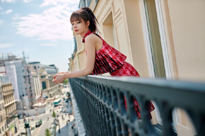 杜海涛沈梦辰幸福美满手牵手,杜海涛穿绿色风衣和沈梦辰写真