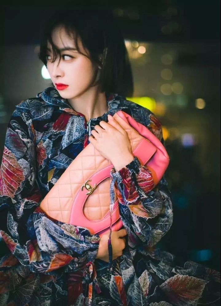 刘雯巴黎时装周2023香奈儿包包,刘雯同款包包香奈儿多少钱