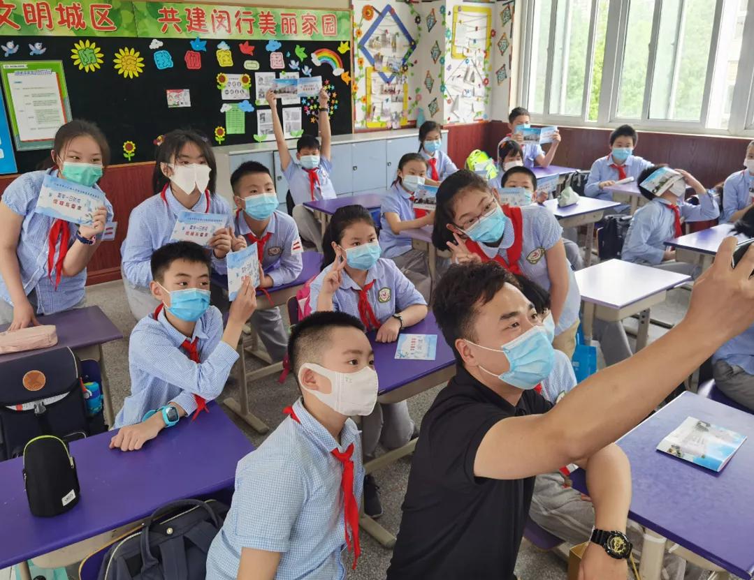 今天又有一批同学返校，来看师生们的自拍留念