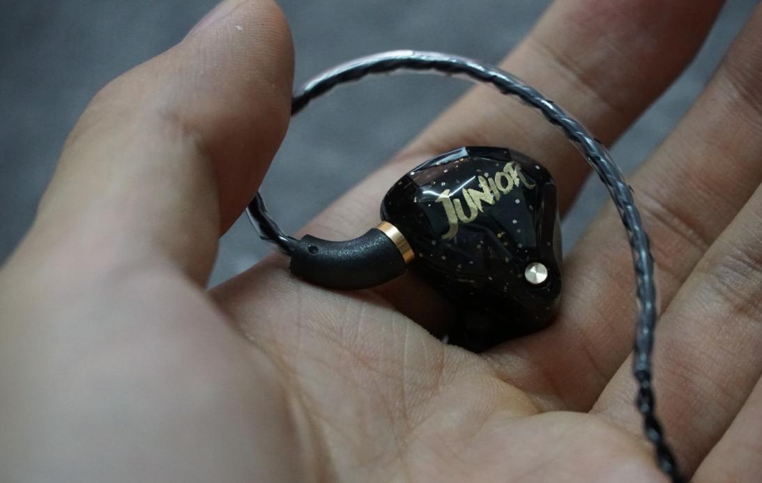 摧毁100元以下所有耳机年度*弹核**级白菜!138元最酷的类定制耳机