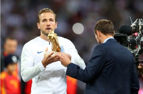 足坛缺右边锋,凯恩莱万苏亚雷斯